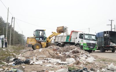 EL MUNICIPIO LLEVA ADELANTE LA LIMPIEZA DE UN BASURAL EN LA CALLE SARGENTO CABRAL DE CANNING