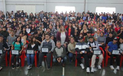 FERNANDO GRAY ENTREGÓ NOTEBOOKS A ESTUDIANTES DE 6° AÑO DE ESCUELAS SECUNDARIAS DEL DISTRITO