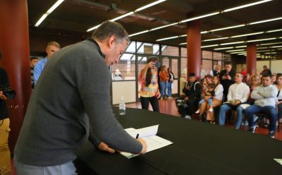 FERNANDO GRAY FIRMÓ EL PASE A PLANTA PERMANENTE DE 97 TRABAJADORAS Y TRABAJADORES DEL MUNICIPIO DE ESTEBAN ECHEVERRÍA