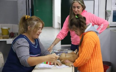 EL MUNICIPIO REALIZÓ UN TALLER SOBRE TENENCIA RESPONSABLE DE MASCOTAS EN LA ESCUELA DE EDUCACIÓN ESPECIAL N° 501 HIJOS DE LA TIERRA