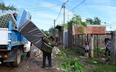 POR LAS LLUVIAS INTENSAS, EL MUNICIPIO ASISTE A FAMILIAS DE ESTEBAN ECHEVERRÍA
