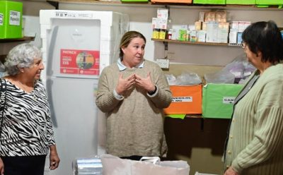 EL MUNICIPIO ENTREGÓ UNA HELADERA AL BANCO DE MEDICAMENTOS DE CÁRITAS MONTE GRANDE