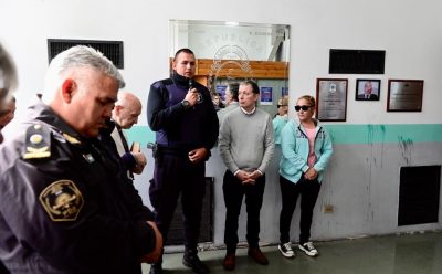 FERNANDO GRAY ACOMPAÑÓ A FAMILIARES DEL SARGENTO FERNANDO JAVIER ÁLVEZ EN EL DESCUBRIMIENTO DE PLACAS EN SU MEMORIA