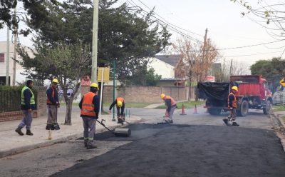 CONTINÚAN LAS OBRAS DE BACHEO EN MONTE GRANDE