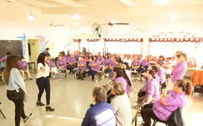 EL MUNICIPIO REALIZÓ UN TALLER SOBRE VIOLENCIA DE GÉNERO PARA TRABAJADORAS VECINALES Y BENEFICIARIAS DEL PLAN MÁS VIDA