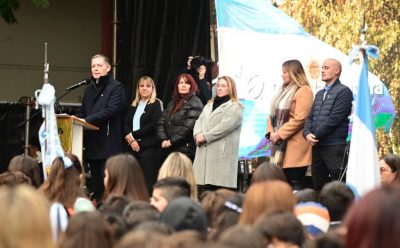 FERNANDO GRAY TOMÓ LA PROMESA A LA BANDERA A 3.000 ESTUDIANTES DE 4° AÑO DE ESCUELAS PRIMARIAS DE ESTEBAN ECHEVERRÍA