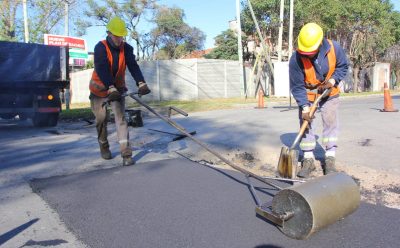 EL MUNICIPIO DE ESTEBAN ECHEVERRÍA AVANZA EN LAS TAREAS DE BACHEO EN MONTE GRANDE