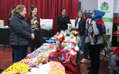 MONTE GRANDE: EL MUNICIPIO ENTREGÓ KITS DE TRABAJO A ESTUDIANTES DE UN CURSO DE TEJIDO A CROCHET