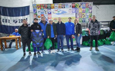 FERNANDO GRAY ENTREGÓ CAMISETAS DE FÚTBOL Y KITS DEPORTIVOS A 18 CLUBES LOCALES