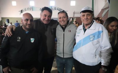 FERNANDO GRAY JUNTO A MIEMBROS DE LA PEÑA ESTEBAN ECHEVERRÍA FEDERICO CRIVELLI