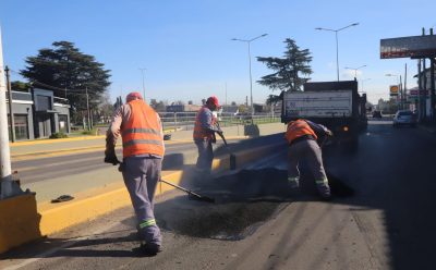CONTINÚAN LAS OBRAS DE BACHEO EN MONTE GRANDE