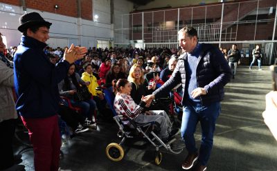 FERNANDO GRAY ENTREGÓ NETBOOKS A ESTUDIANTES DE ESCUELAS DE EDUCACIÓN ESPECIAL DEL DISTRITO
