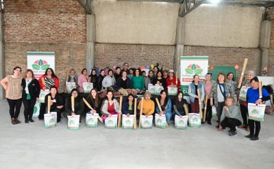 EL MUNICIPIO DE ESTEBAN ECHEVERRÍA ENTREGÓ KITS A ESTUDIANTES DEL CURSO DE CORTE Y CONFECCIÓN EN 9 DE ABRIL