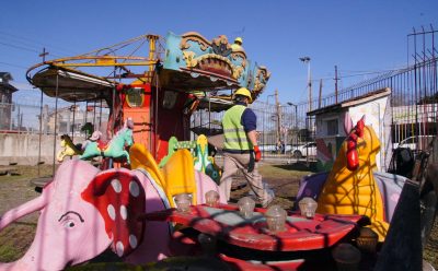 COMENZÓ LA RESTAURACIÓN DE LA CALESITA DE LA PLAZA 25 DE MAYO EN LUIS GUILLÓN