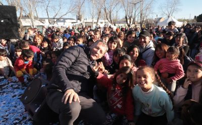 MES DE LAS INFANCIAS: FERNANDO GRAY RECORRIÓ LAS PLAZAS DE MONTE GRANDE Y LUIS GUILLÓN
