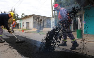 CONTINÚAN LAS OBRAS DE BACHEO EN MONTE GRANDE