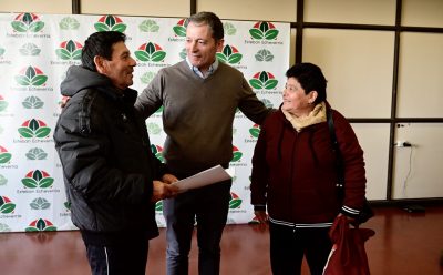 FERNANDO GRAY ENTREGÓ BOLETOS DE COMPRAVENTA A VECINAS Y VECINOS DE ESTEBAN ECHEVERRÍA