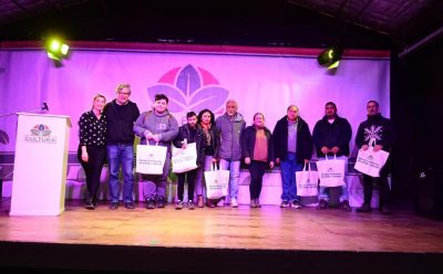ENTREGA DE KITS DE ESTUDIO A VECINAS Y VECINOS QUE PARTICIPAN DE LOS CURSOS DE LA ESCUELA MUNICIPAL DE ARTES Y OFICIOS