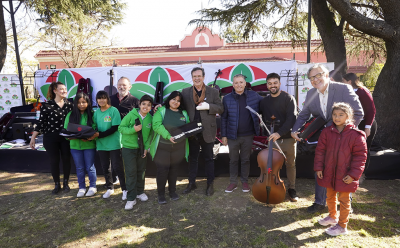 FERNANDO GRAY Y TRISTÁN BAUER ENTREGARON INSTRUMENTOS, INDUMENTARIA Y ELEMENTOS DE ESTUDIO A LAS ORQUESTAS INFANTO JUVENILES DE ESTEBAN ECHEVERRÍA