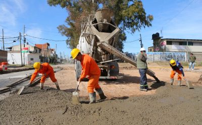 CONTINÚAN LOS TRABAJOS DE PAVIMENTACIÓN DE LA AVENIDA CONSTANZÓ