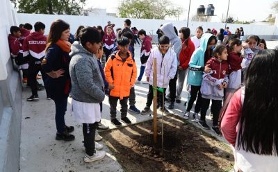 DÍA DEL ÁRBOL: EL MUNICIPIO DE ESTEBAN ECHEVERRÍA REALIZÓ UNA JORNADA EDUCATIVA EN LA ESCUELA PRIMARIA N° 50 DE 9 DE ABRIL