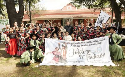 FERNANDO GRAY ENTREGÓ ZAPATOS, BOTAS, TELAS Y ESTANDARTES A 53 BALLETS FOLCLÓRICOS DEL DISTRITO