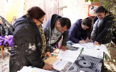 FERNANDO GRAY ENTREGÓ BOLETOS DE COMPRA VENTA A 12 FAMILIAS DEL BARRIO LOS NIÑOS
