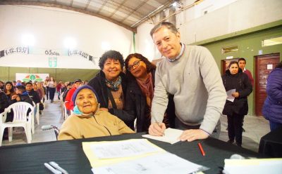FERNANDO GRAY REALIZÓ LA TOMA DE 298 FIRMAS DE ESCRITURASDE VIVIENDAS PARA VECINAS Y VECINOS DE ESTEBAN ECHEVERRÍA