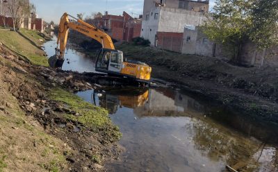 EL MUNICIPIO DE ESTEBAN ECHEVERRÍA AVANZA CON EL SANEAMIENTO Y LA LIMPIEZA DEL ARROYO SANTA CATALINA