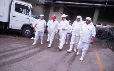 MONTE GRANDE SUR: FERNANDO GRAY RECORRIÓ LAS INSTALACIONES DE LOS FRIGORÍFICOS ARENALES Y VELSUD