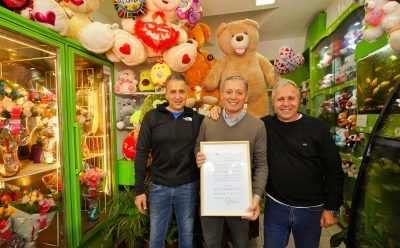 FERNANDO GRAY ENTREGÓ UN RECONOCIMIENTO A LA FLORERÍA MONTE GRANDE POR SU 64° ANIVERSARIO