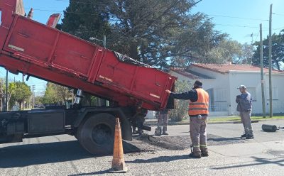 AVANZAN LAS TAREAS DE BACHEO EN EL DISTRITO