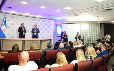 FERNANDO GRAY RECIBIÓ EL PREMIO COMUNAS POR SU LABOR EN EL MUNICIPIO DE ESTEBAN ECHEVERRÍA