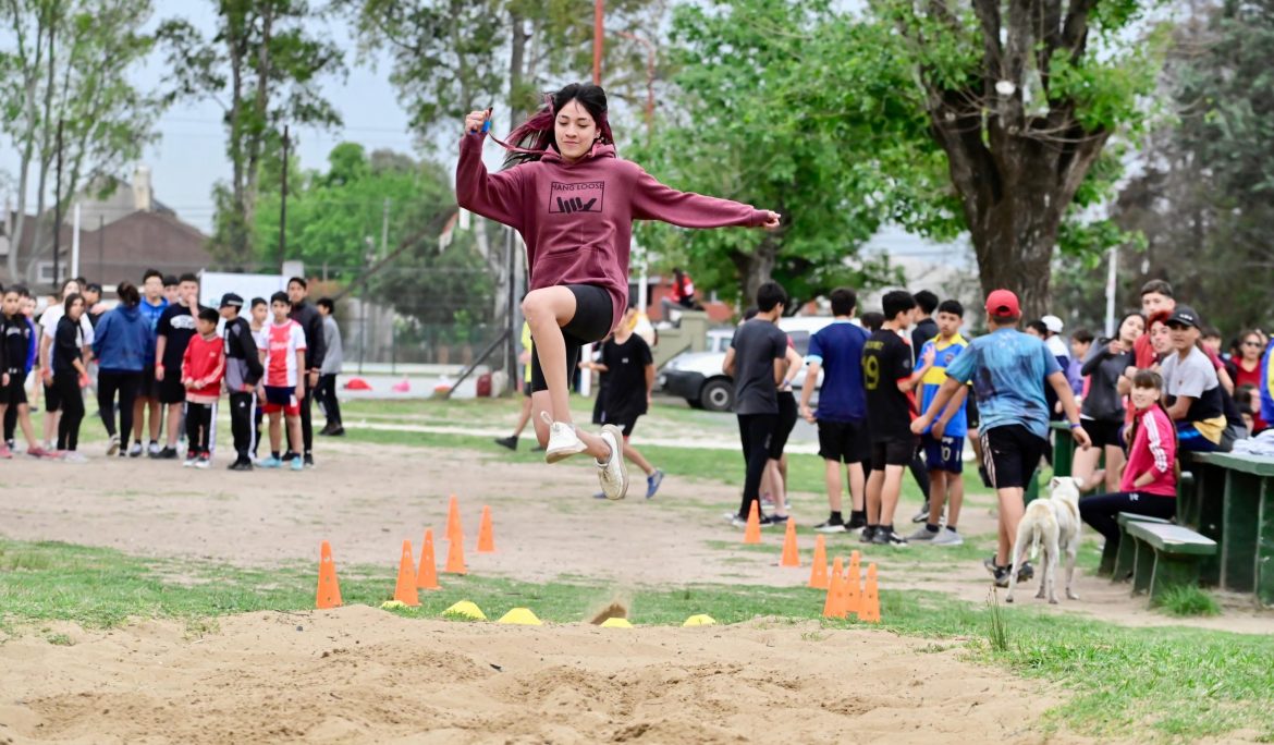 EL MUNICIPIO DE ESTEBAN ECHEVERRÍA ORGANIZÓ UN ENCUENTRO DE ATLETISMO PARA ESCUELAS SECUNDARIAS