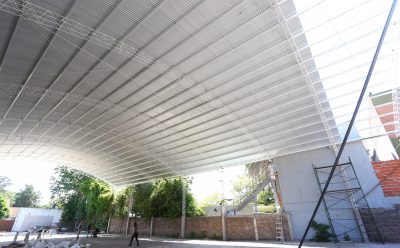 AVANZA LA CONSTRUCCIÓN DE UN TECHO PARABÓLICO EN LAS ESCUELAS SAAVEDRA Y MUÑIZ DE MONTE GRANDE