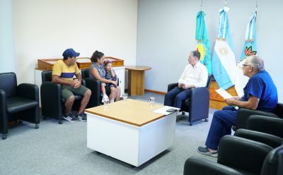 FERNANDO GRAY ENTREGÓ DOCUMENTACIÓN DE COMPRA DE UN INSUMO PARA IMPLANTE COCLEAR A UNA FAMILIA DE 9 DE ABRIL