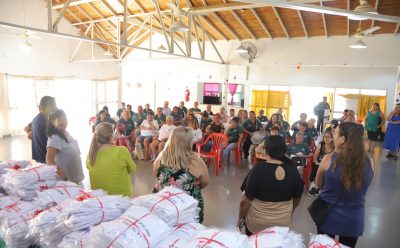 CONTINÚA LA ENTREGA DE GUARDAPOLVOS PARA NIÑAS Y NIÑOS DE ESTEBAN ECHEVERRÍA