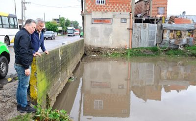 FERNANDO GRAY RECORRIÓ EL PUENTE DE COLÓN Y ELIZALDE, DONDE SE REALIZAN TAREAS DE LIMPIEZA DE BASURA EN LAS MÁRGENES DEL ARROYO SANTA CATALINA