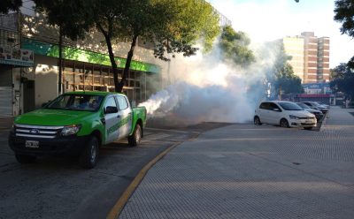 TRABAJOS DE FUMIGACIÓN EN PLAZAS Y PARQUES DE MONTE GRANDE Y LUIS GUILLÓN