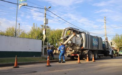 EL MUNICIPIO DESPLEGÓ UN OPERATIVO DE LIMPIEZA DE CALLES Y AVENIDAS PARA PREVENIR RIESGOS EN FUTURAS TORMENTAS
