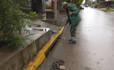 OPERATIVOS DE LIMPIEZA EN CALLES Y AVENIDAS, Y TAREAS PREVENTIVAS DE SANEAMIENTO EN LOS BARRIOS POR FUTURAS TORMENTAS