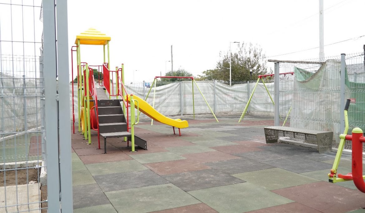 AVANZA LA REMODELACIÓN DEL PATIO DE JUEGOS DE LA PLAZA SARMIENTO EN MONTE GRANDE SUR