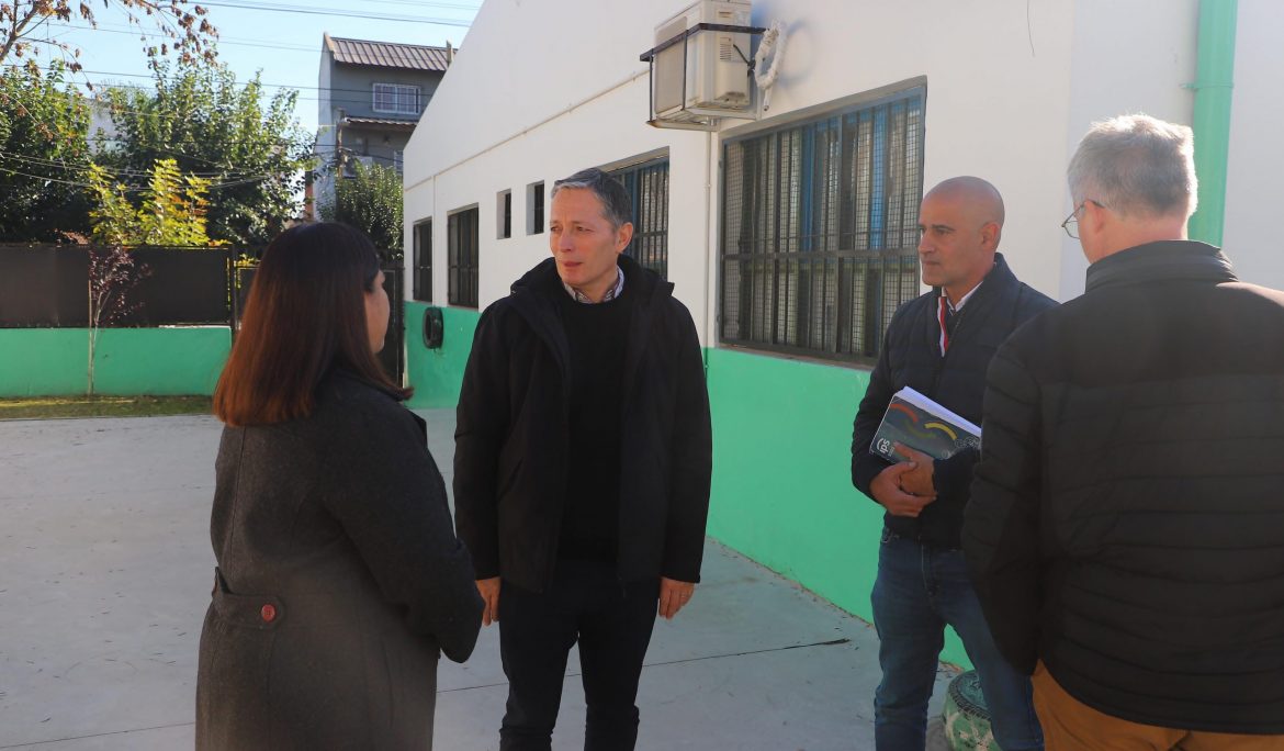 LUIS GUILLÓN: FERNANDO GRAY RECORRIÓ EL JARDÍN DE INFANTES N° 909
