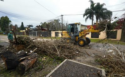 LUIS GUILLÓN: EL MUNICIPIO DE ESTEBAN ECHEVERRÍA REALIZÓ TAREAS DE LIMPIEZA EN LOS BARRIOS SANTA CATALINA Y VILLA DE MAYO