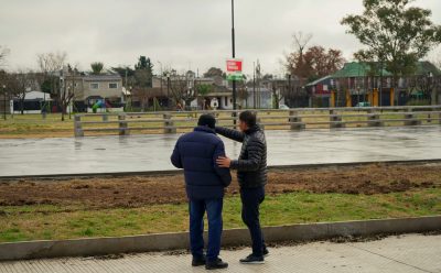 MONTE GRANDE: FERNANDO GRAY RECORRIÓ LA OBRA DE UN PLAYÓN DEPORTIVO QUE SE CONSTRUYE EN LA PLAZA LA CAMPANA