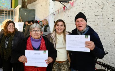 MONTE GRANDE SUR: EL MUNICIPIO ENTREGÓ A VECINAS Y VECINOS LOS CERTIFICADOS DE LIBRE DEUDA POR LA HABILITACIÓN DE LAS CLOACAS EN BARRIO GRANDE