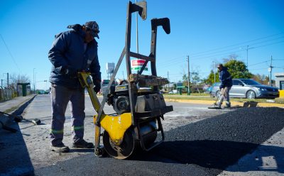 EL MUNICIPIO CONTINÚA LAS TAREAS DE BACHEO EN LA RUTA NACIONAL 205