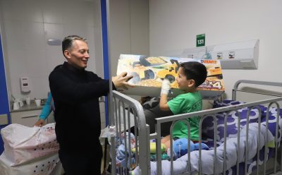DÍA DE LAS INFANCIAS: EN EL HOSPITAL SANTAMARINA, FERNANDO GRAY ENTREGÓ JUGUETES A NIÑAS Y NIÑOS