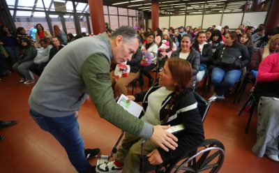 FERNANDO GRAY ENTREGÓ TARJETAS DEL PLAN MÁS VIDA A VECINAS Y VECINOS DE ESTEBAN ECHEVERRÍA