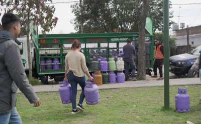CONTINÚAN LOS OPERATIVOS DE RECARGA DE GARRAFAS A VALOR SOCIAL EN DIVERSOS PUNTOS DEL DISTRITO